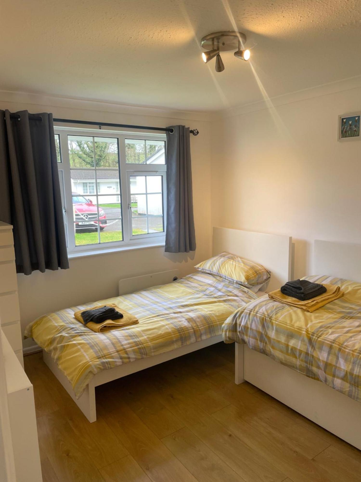 Bumblebee Lodge Saint Cleer Екстериор снимка